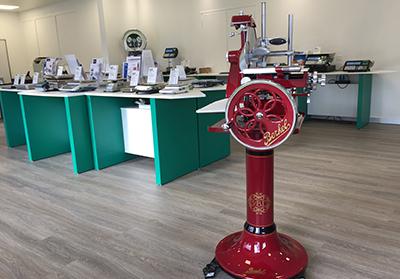 Ausstellungsraum mit historischer Berkel Aufschnittmaschine
